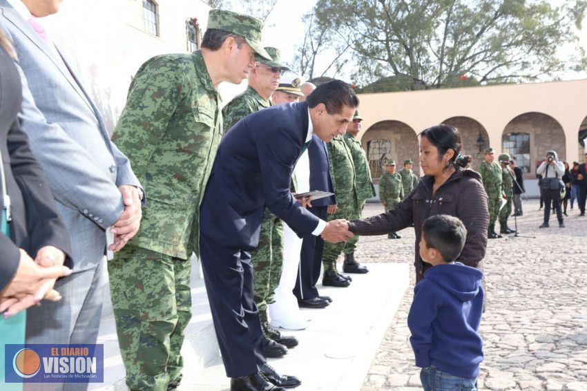 Entrega Silvano Aureoles recursos económicos a deudos del personal militar fallecido