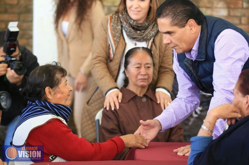 Convive Gobernador con adultas y adultos mayores 
