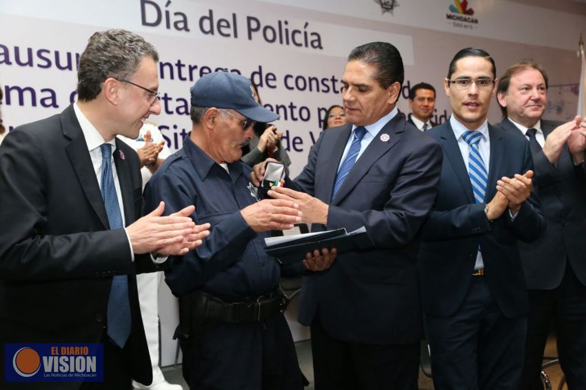 Entrega Gobernador más viviendas a policías y transportistas 