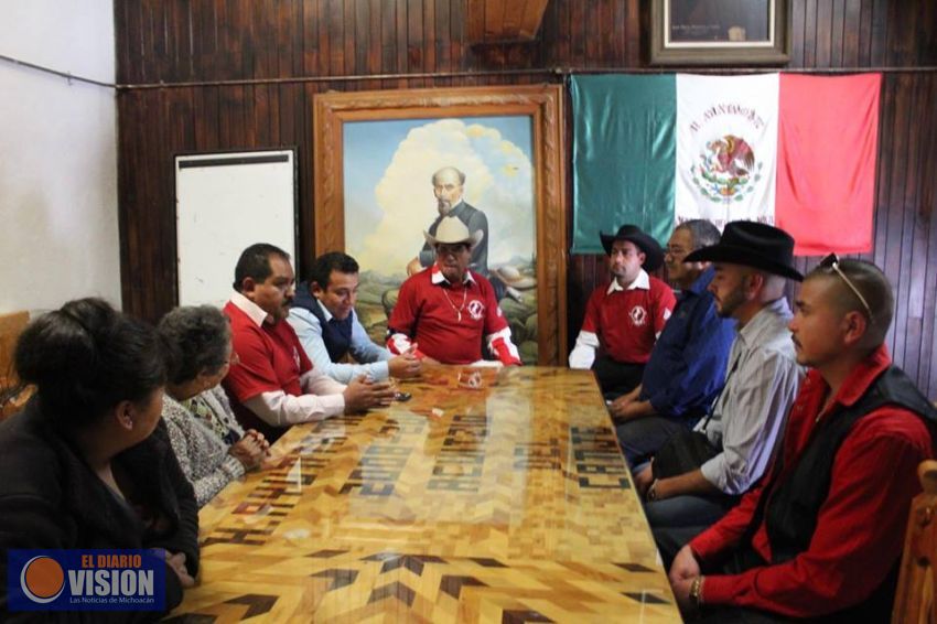 Se reúne José Guadalupe Aguilera con migrantes en Acuitzio