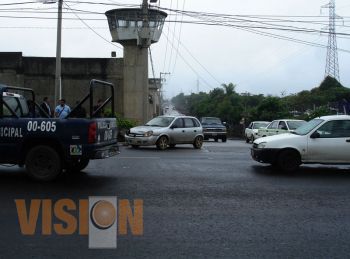 Choque de dos autos en calle recién pavimentada