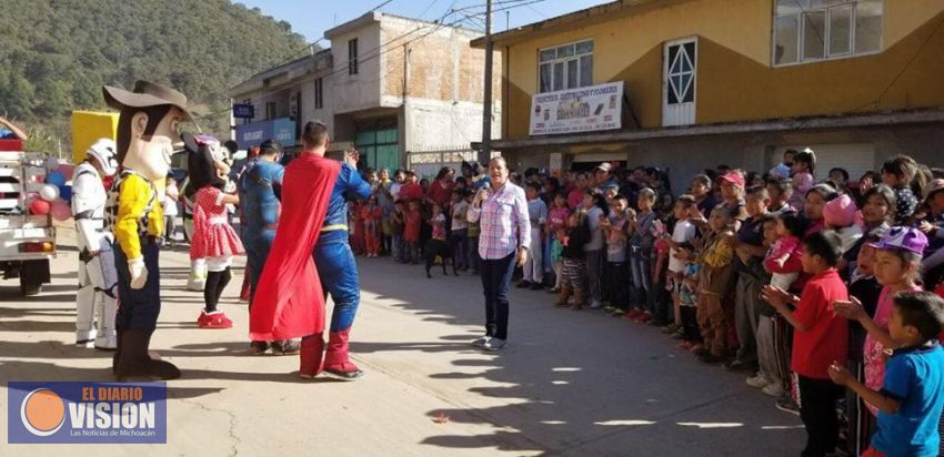 Jeovana Alcántar recorre comunidades de Ciudad Hidalgo y celebra a las niñas y niños
