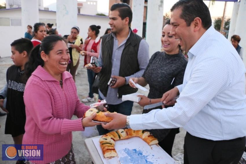 Equipo Mano a Mano parte rosca de Reyes en Colonias de Morelia 