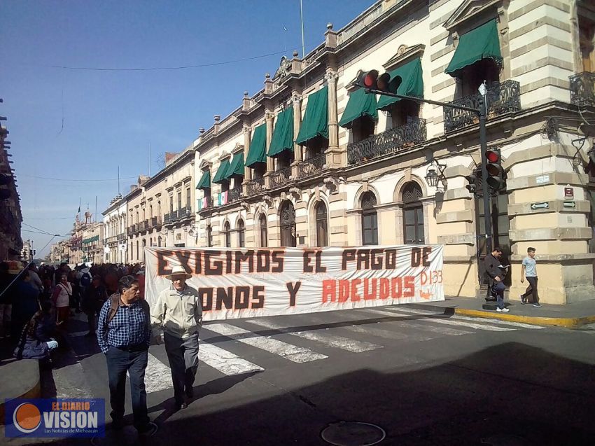 Maestros de la DIII 6 se manifiestan en el Congreso del Estado