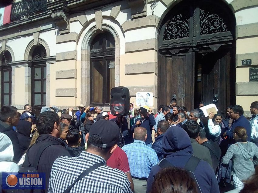 Diputados atienden a comitiva de la DIII 6 que se manifiesta en el Congreso 