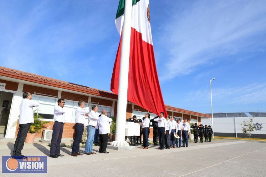 Encabeza Gobernador izamiento de Bandera Nacional en Complejo Regional de Huetamo 