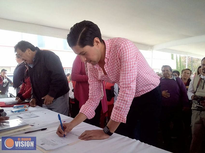 Fabián Perez Navarro se registra para contender por el distrito 17 Morelia sureste