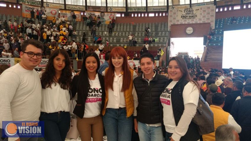 Jóvenes y Facebook, nuevo ingrediente de la democracia en México: Estephany Santiago