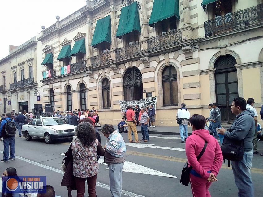 Maestros bloquean Palacio legislativo en demanda de pagos atrasados.