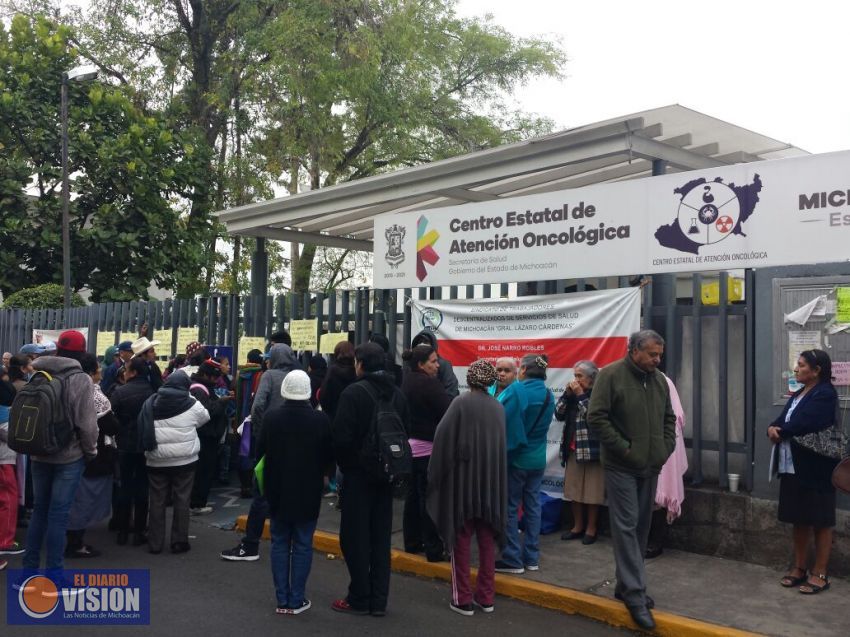 Por falta de pagos, trabajadores toman el hospital oncológico.