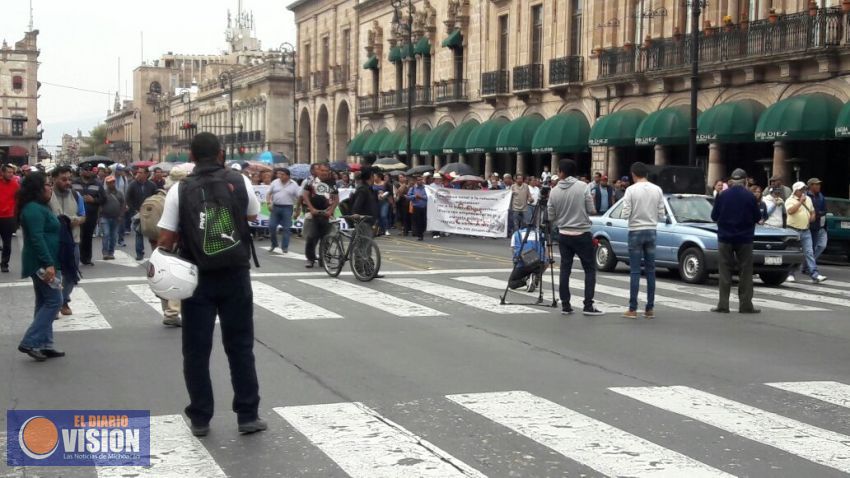 Arriba la marcha frente a Palacio de Gobierno.