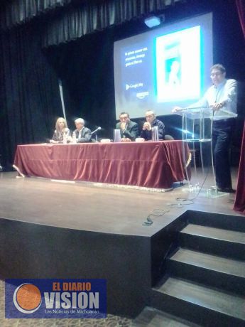 Ante jóvenes nicolaitas, Ríos Piter presenta su libro 
