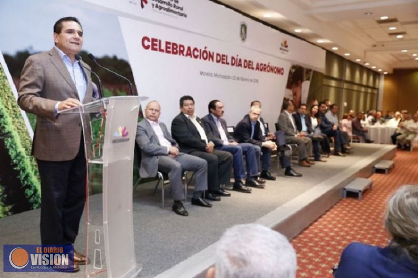 Silvano Aureoles asume compromisos con agrónomos en su día 