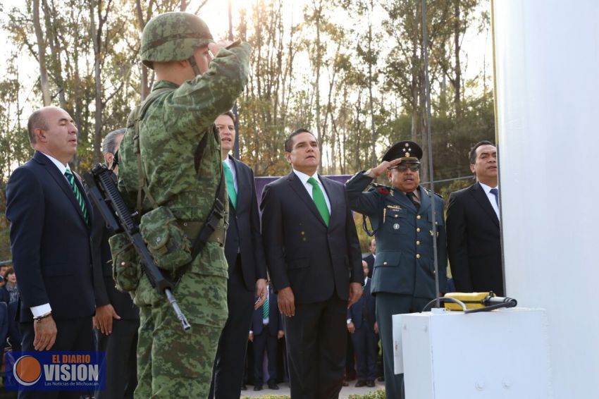 Encabeza Gobernador izamiento de la Bandera Monumental