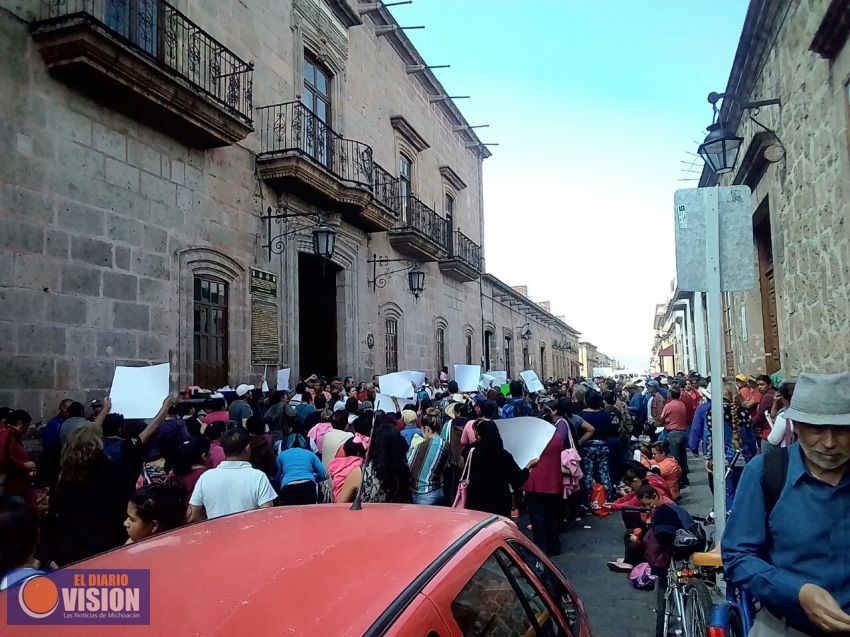 Antorchistas bloquean Palacio Municipal en Morelia
