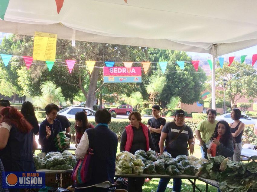 Inicia venta de productos del campo michoacano en la Kermés del DIF