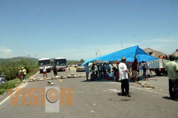 Indígenas bloquean la carretera costera