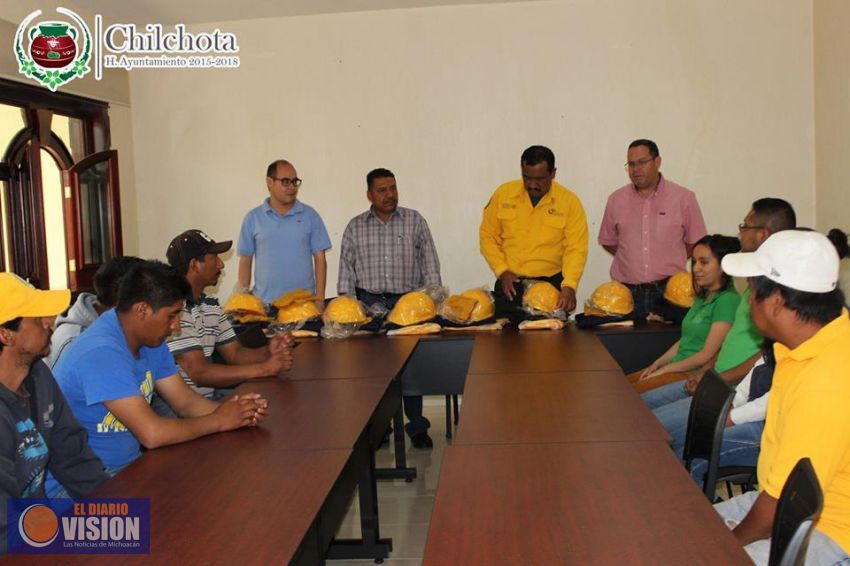 Ayuntamiento de Chilchota entrega equipoa brigadistas forestales