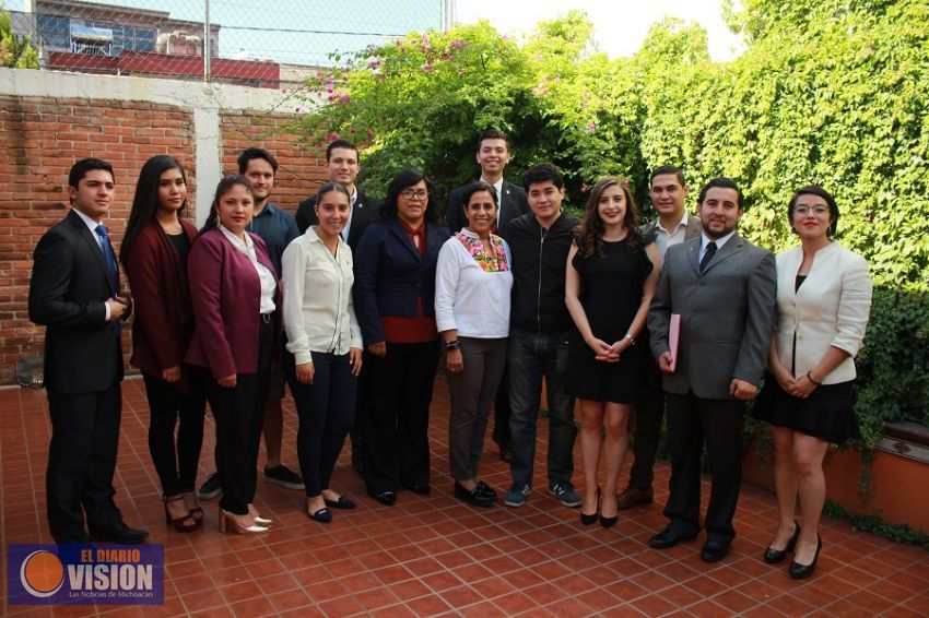 Premia Cocoa Calderón a ganadores del concurso de Jóvenes con iniciativa y fotografías