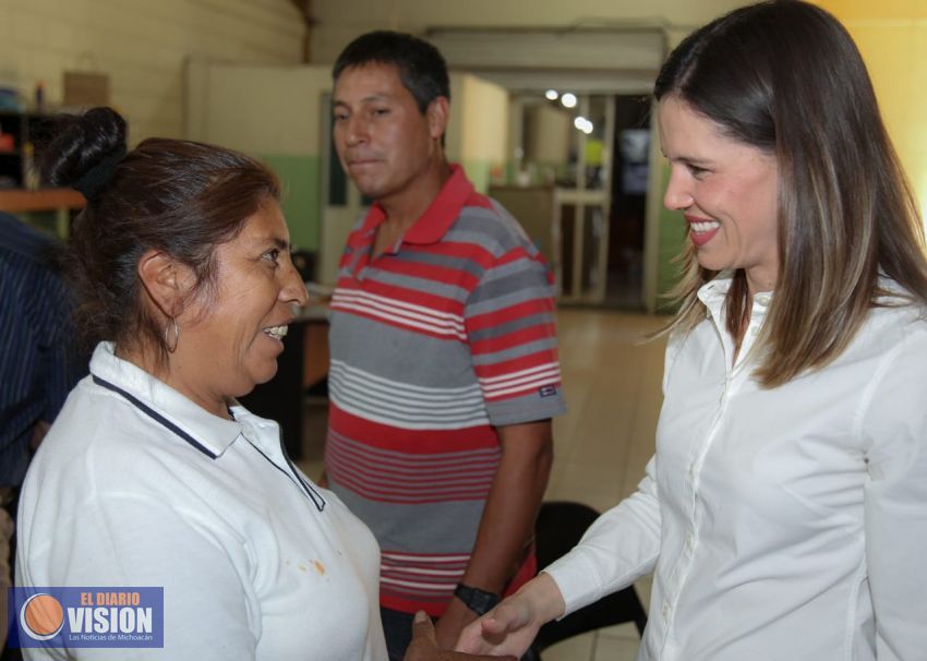 Seguridad y accesos viales, principales necesidades que piden a Daniela de los Santos locatarios