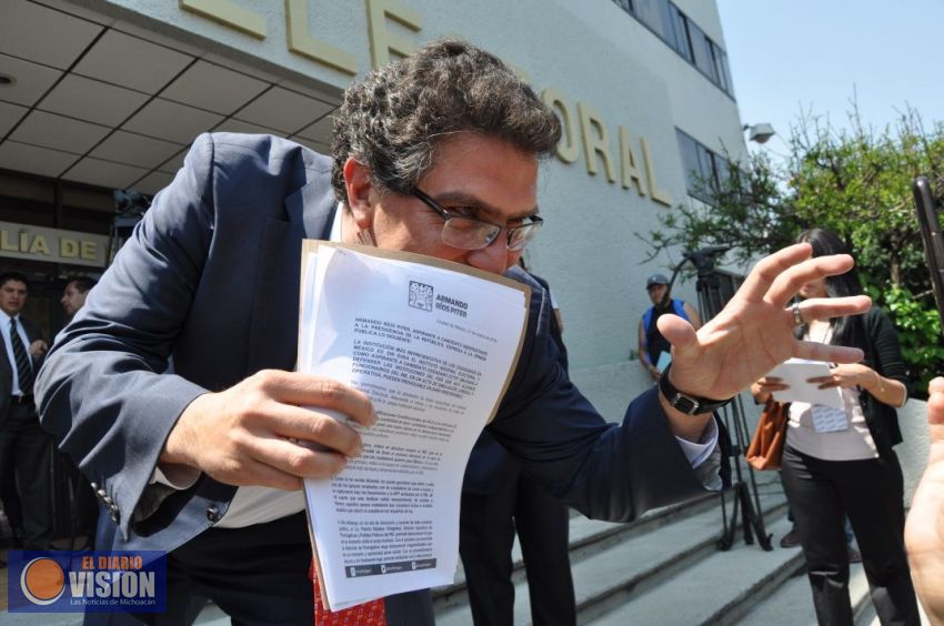 Ríos Piter acude al INE para expresar rechazo a revisión de firmas