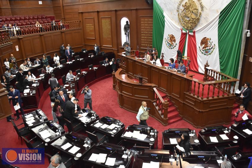 Prohíben diputados fumar en parques infantiles