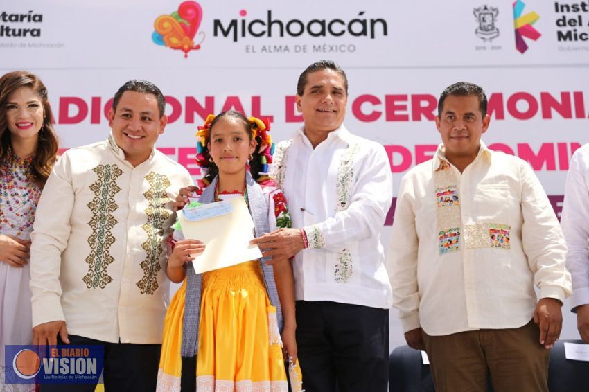Entrega Gobernador reconocimientos a artesanas y artesanos en Uruapan