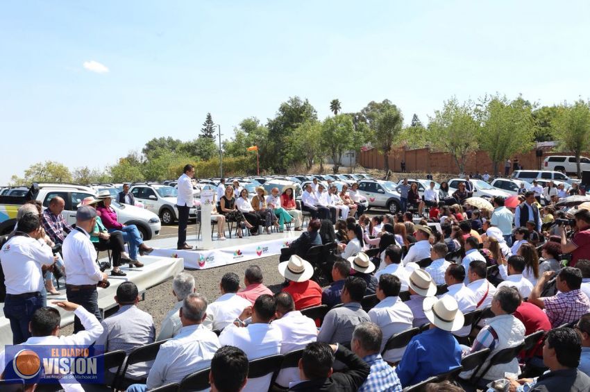 Cumple Gobernador Silvano Aureoles con DIF Municipales; entrega 113 camionetas de apoyo