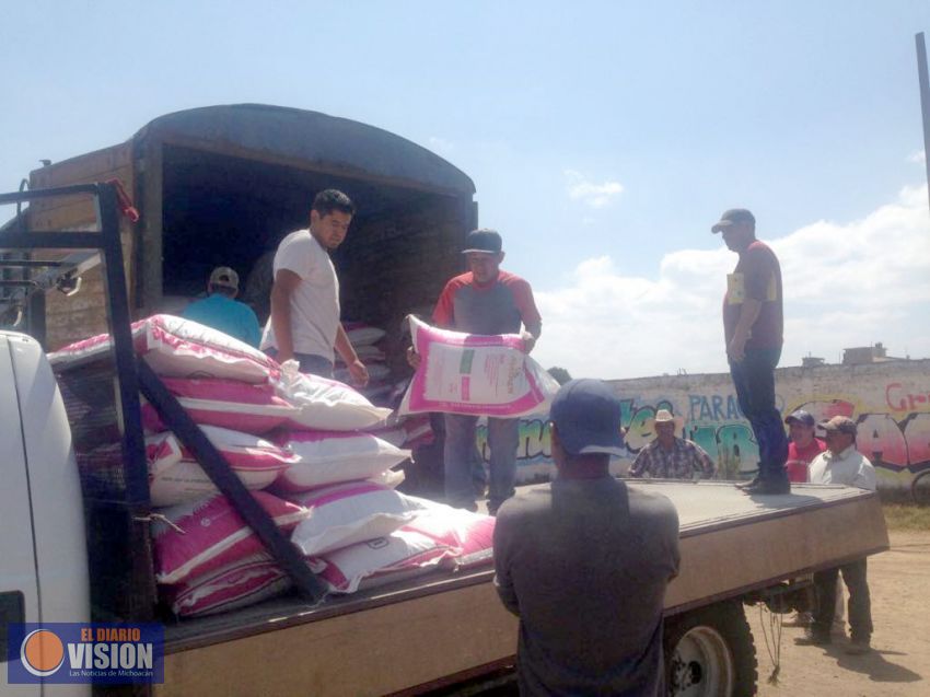 A tiempo, Sedrua entrega fertilizante a productores