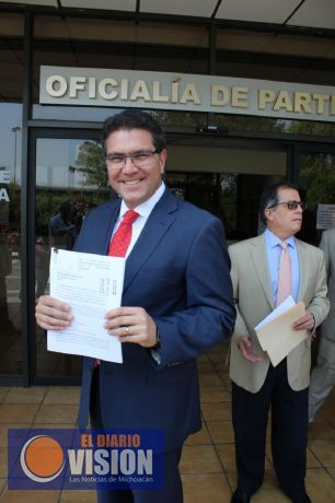 Presenta Ríos Piter denuncia contra consejero del INE