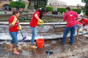 Jóvenes voluntarios embellecen el Centro Histórico de Morelia