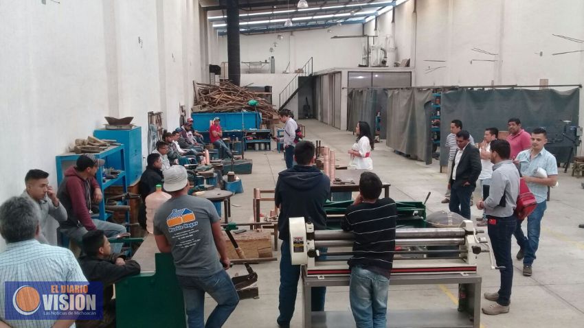 Visita Xochilt Ruíz taller de martillado y transformación del cobre en Santa clara