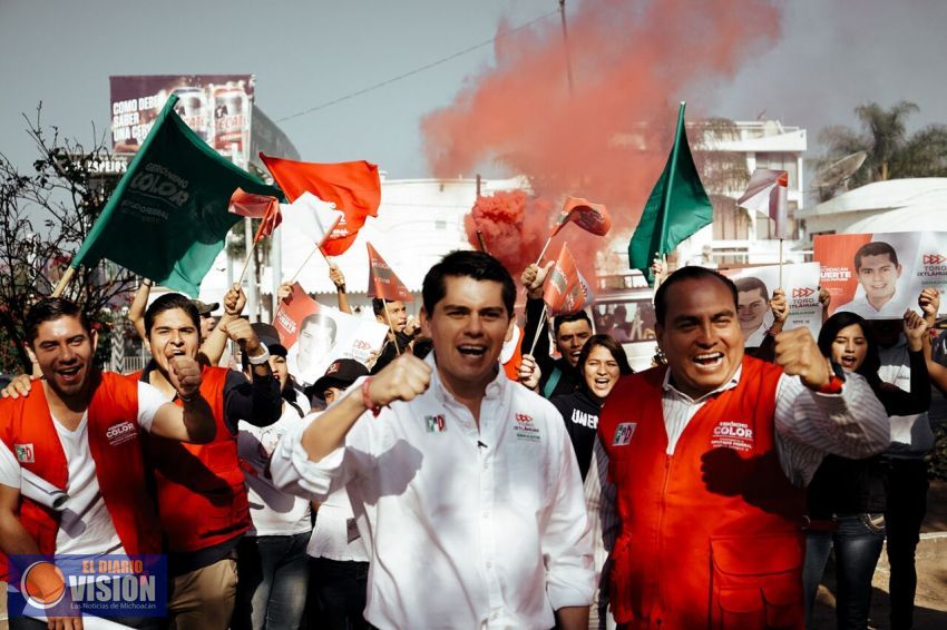 Continúa Toño Ixtláhuac con su campaña de propuestas puerta por puerta.