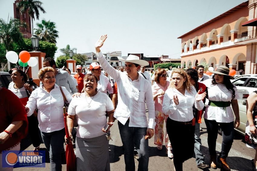Toño Ixtláhuac visita primer cuadro de Apatzingán