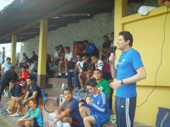 En alegre convivencia encabezó un torneo de futbol relámpago con jóvenes