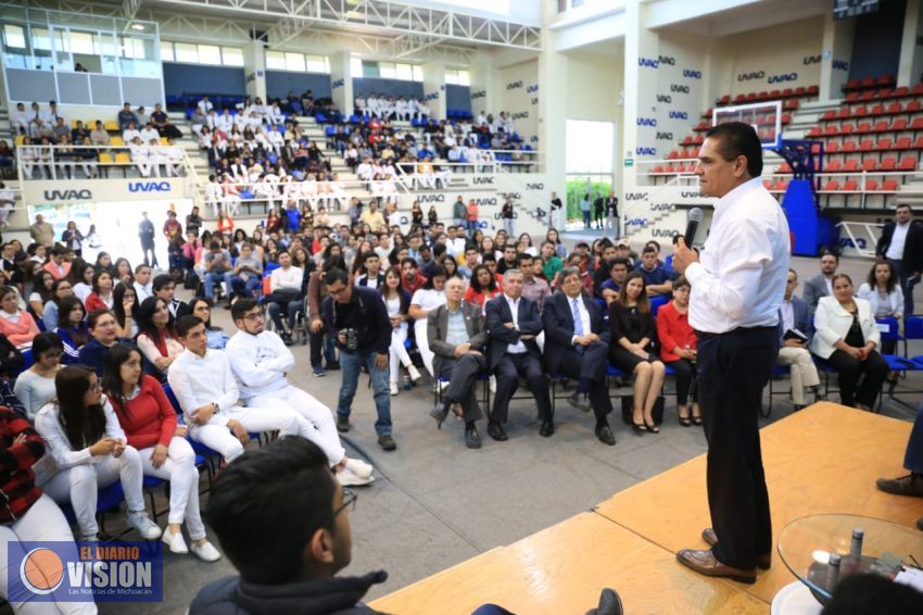 Dialoga Gobernador con jóvenes de la UVAQ