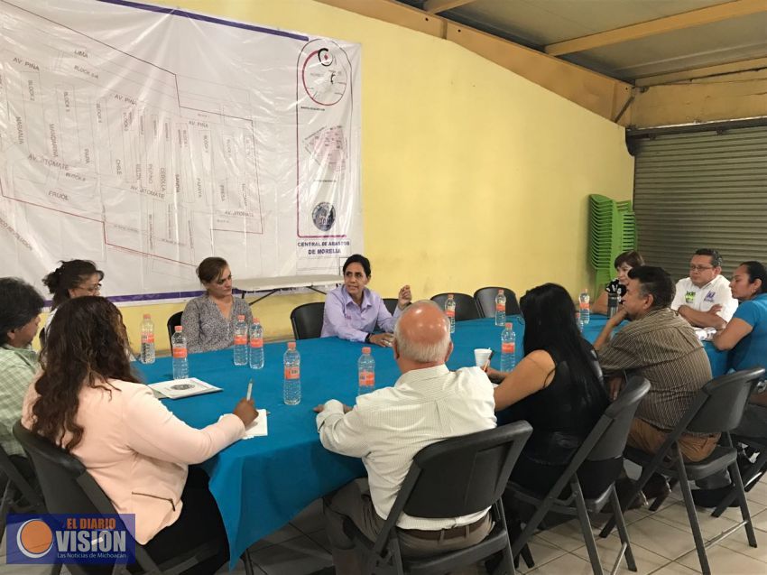 Se reúne Cocoa Calderón con líderes y locatarios de la Central de Abastos de Morelia 
