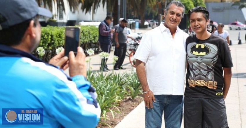 El Bronco se saca fotografías en el Centro CdMx