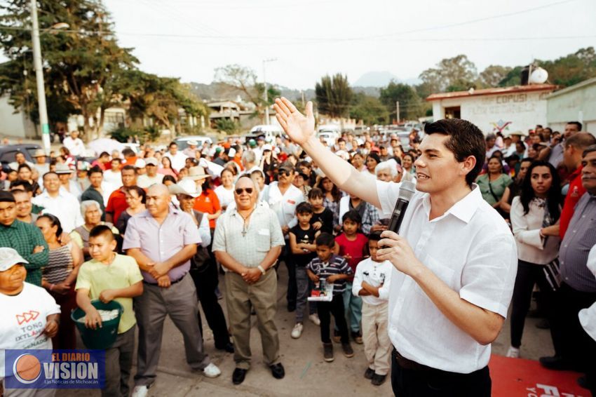 Toño Ixtláhuac visita su tierra natal: Zitácuaro.