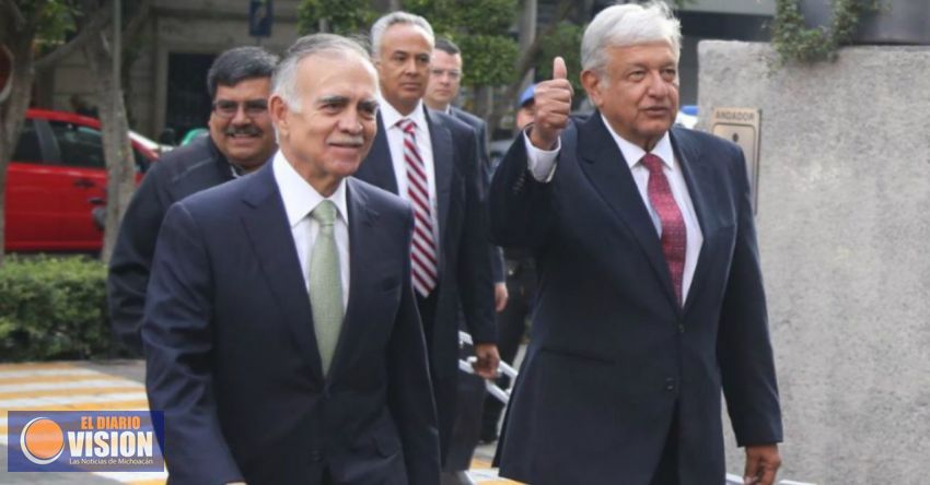 Asegura AMLO, que los partidos se están desfondando