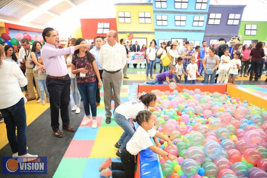 Convive Gobernador con niños y niñas de los Centros de Asistencia Social del DIF