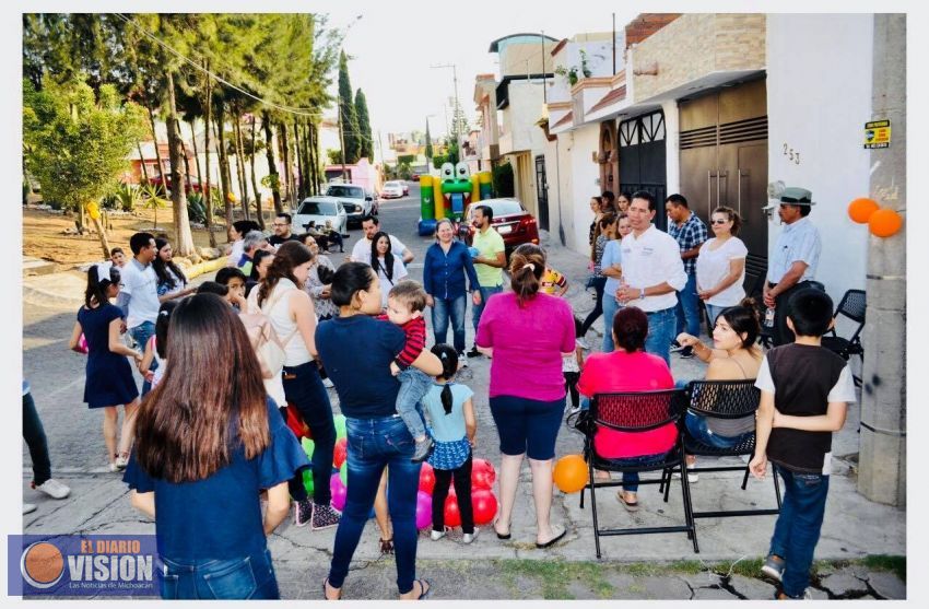  Iván Pérez Negron, convive con colonos del Fraccionamiento  Diego Rivera