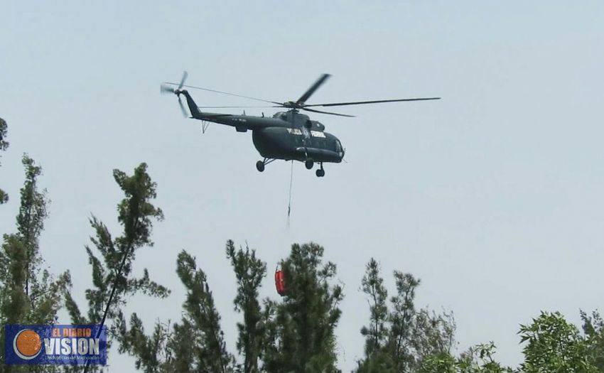 Refuerza equipo aéreo atencion de incendios en Michoacán