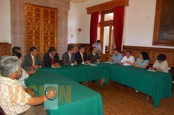 Diputados atienden a grupo de damnificados de Angangueo