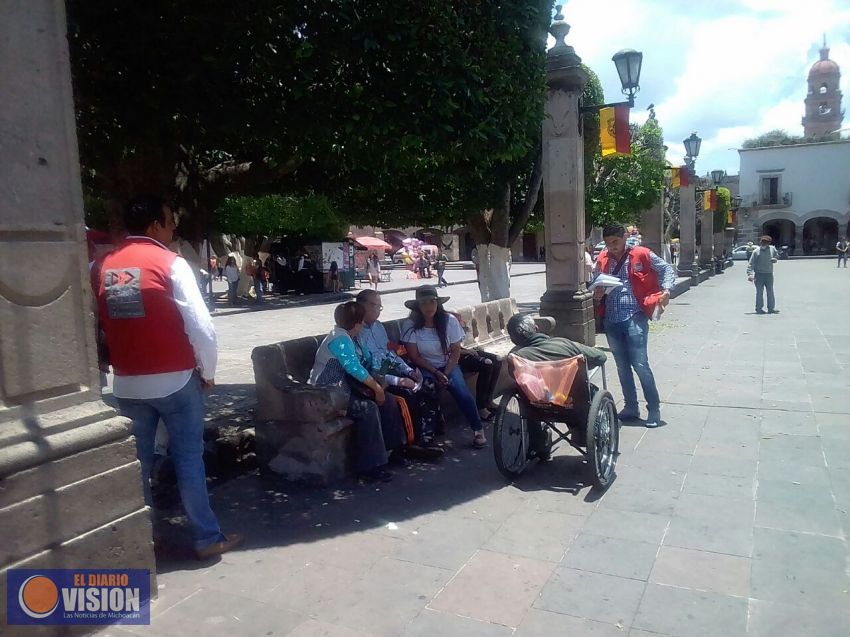 Entrega Xochitl Ruiz rosas a las madres morelianas.