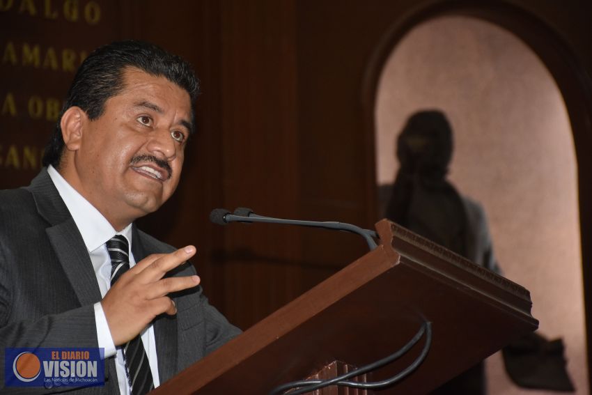 Mayor protección para usuarios de bicicleta propone Roberto Carlos