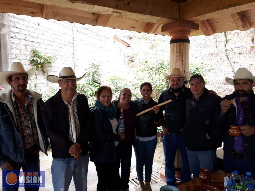 Se compromete Cocoa Calderón con productores mezcaleros de Tumbisca