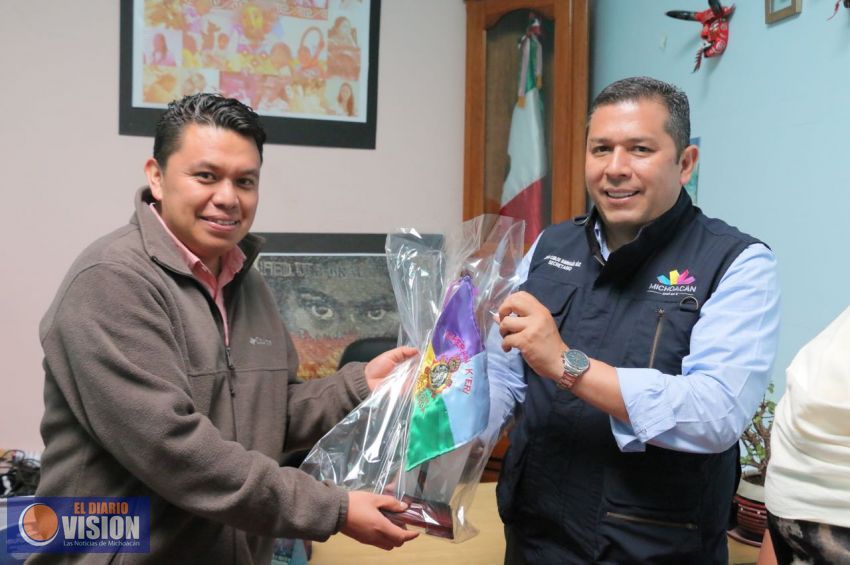 Líder comunal de Cherán entrega bandera purépecha al Secretario de  Desarrollo Social y Humano 