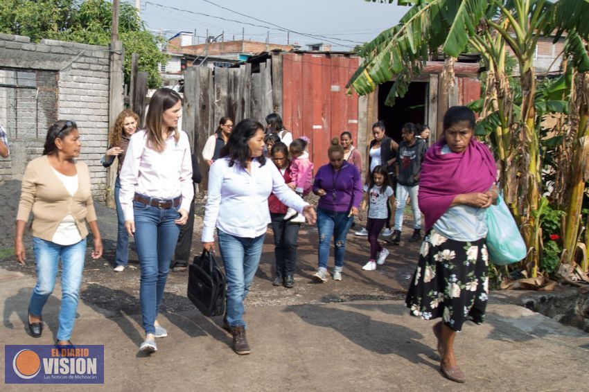 Escucha Daniela de los Santos a los habitantes de La Tercera Esperanza