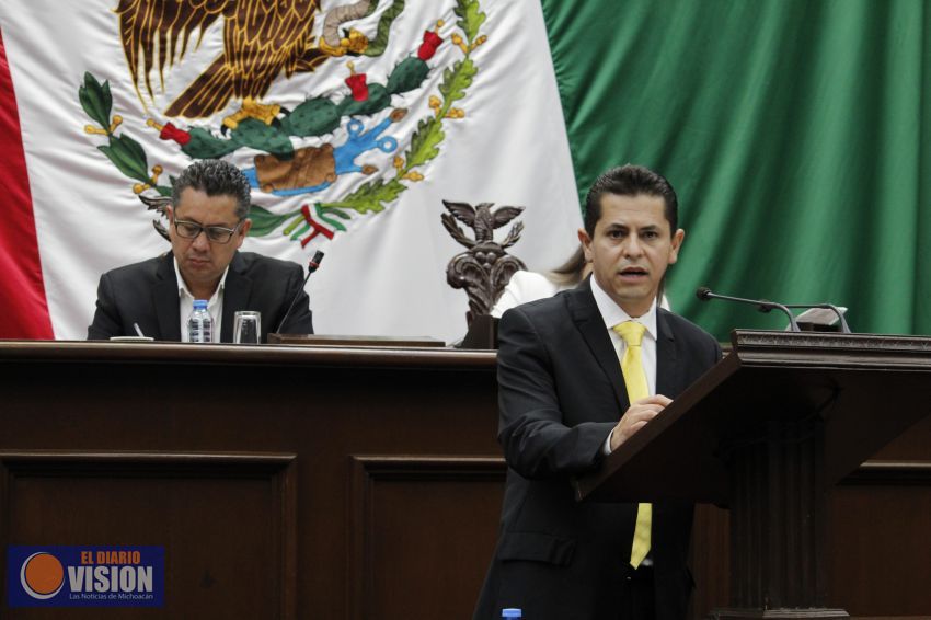 Hugo Cuauhtémoc reconoce a maestros por su labor y llama a cerrar filas en pro de la educación